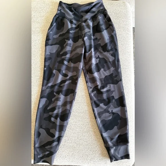 Old Navy Active Gray Camouflage Leggings - Picture 1 of 5